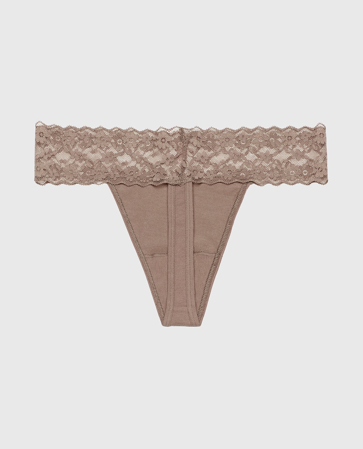 La Senza Culotte string avec bordure en dentelle dans un arbre sans feuilles