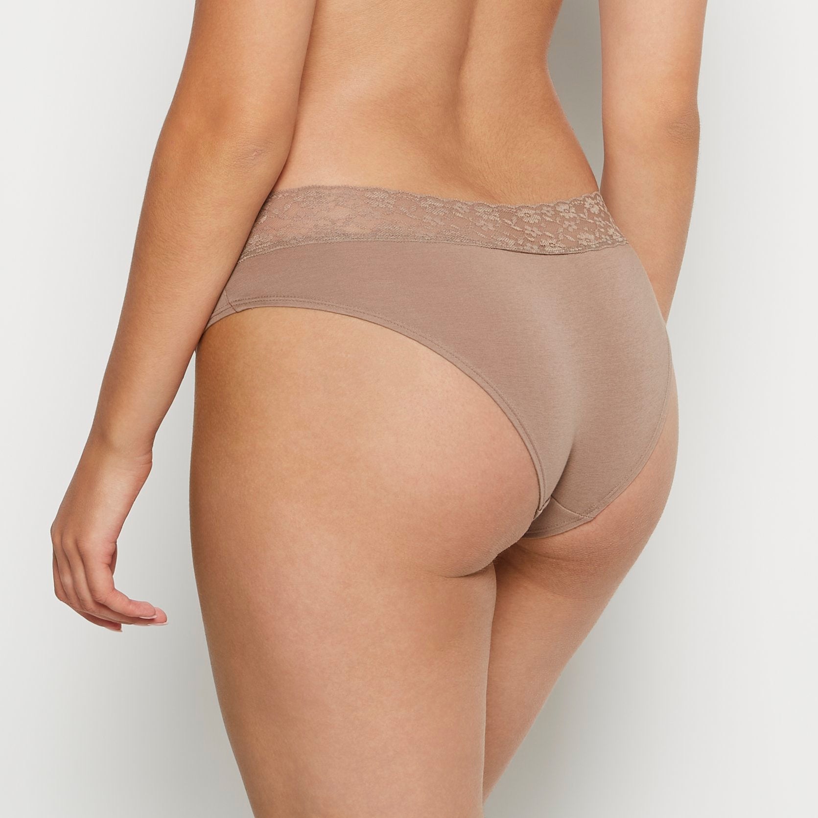 La Senza Culotte hipster dans un arbre sans feuilles