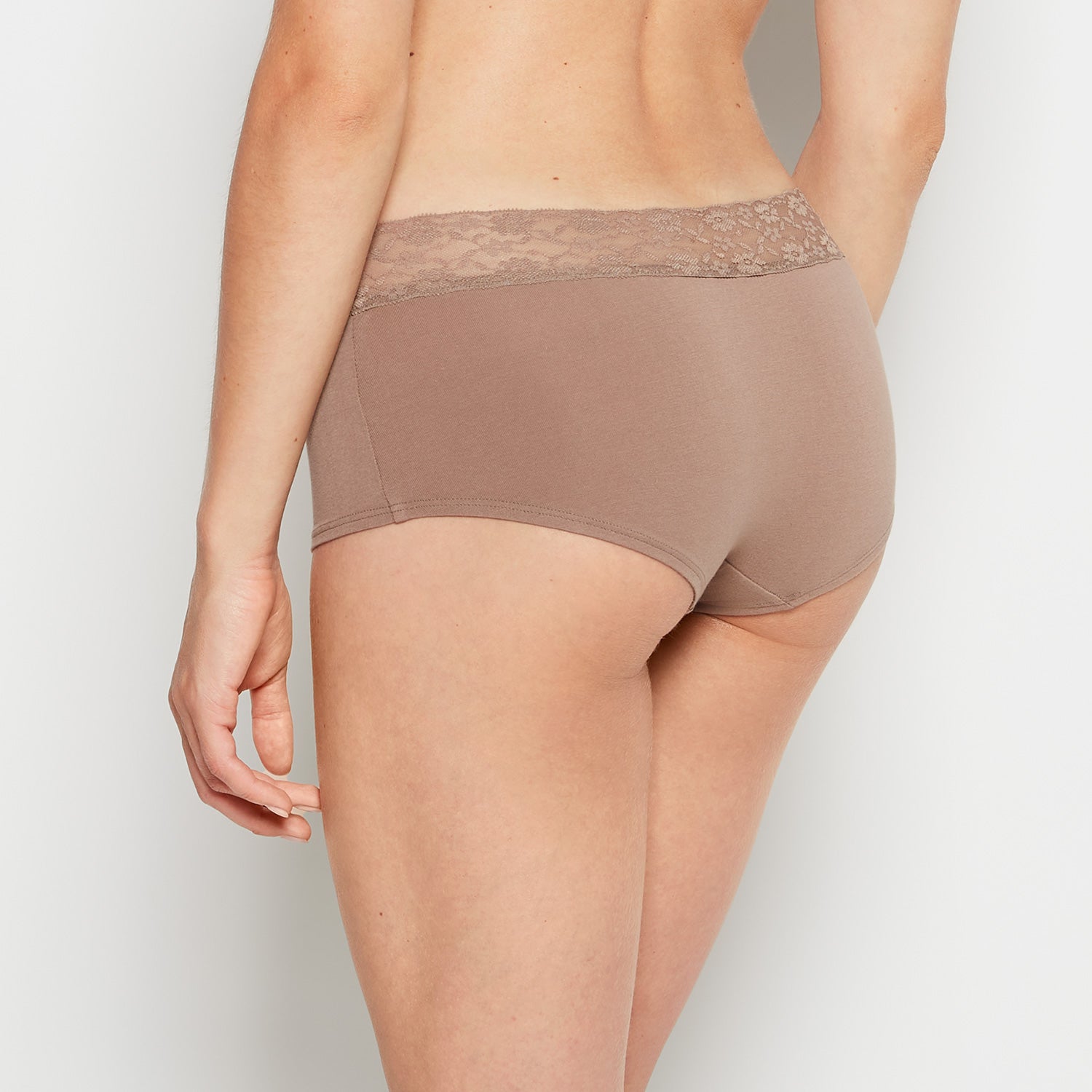 La Senza Culotte Boyshort dans un arbre sans feuilles