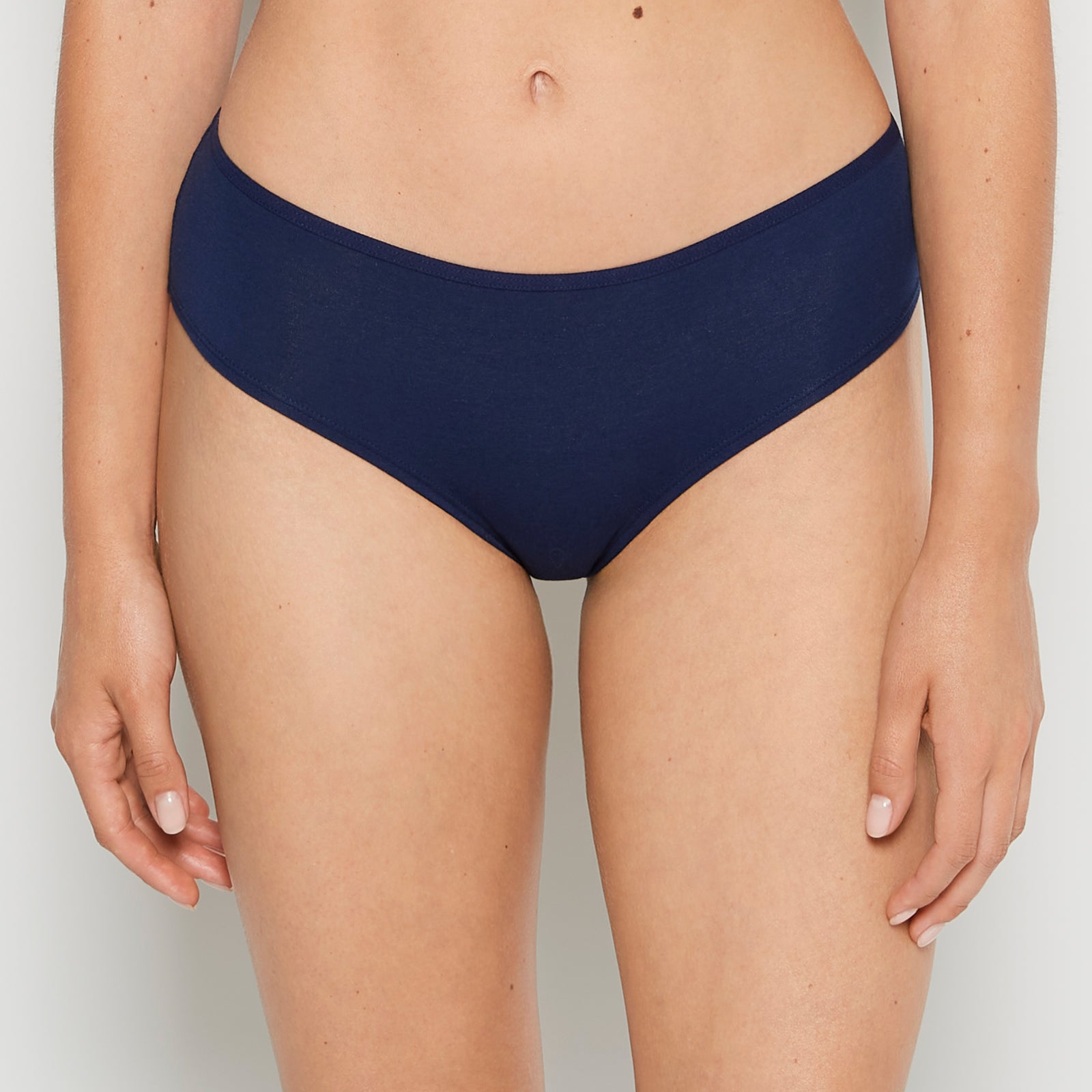 La Senza Culotte hipster dans la caverne océanique