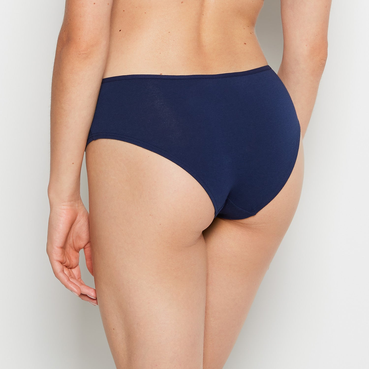 La Senza Culotte hipster dans la caverne océanique