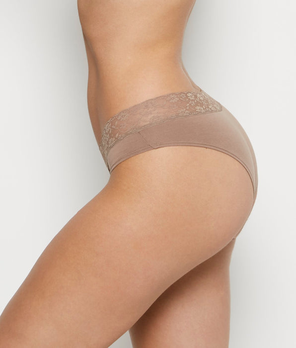 La Senza Culotte hipster dans un arbre sans feuilles